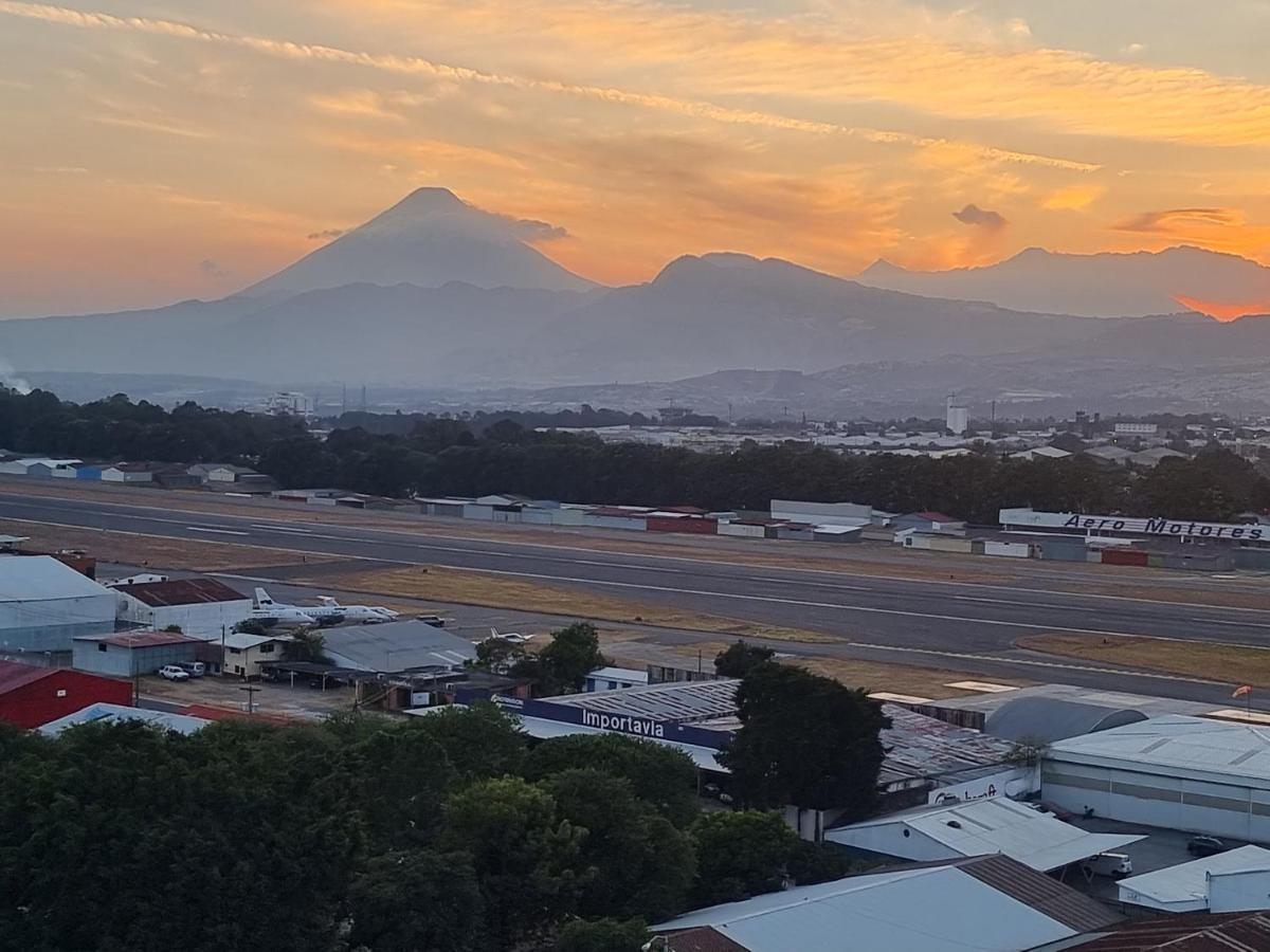 Amazing Volcano Views In Front Of Airport Guatemala City Екстер'єр фото