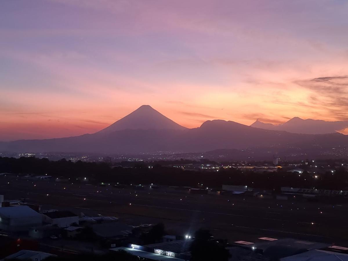 Amazing Volcano Views In Front Of Airport Guatemala City Екстер'єр фото