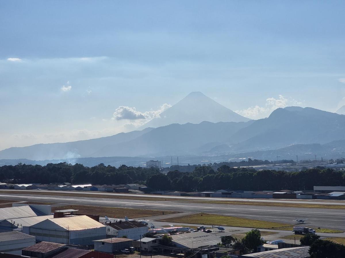 Amazing Volcano Views In Front Of Airport Guatemala City Екстер'єр фото