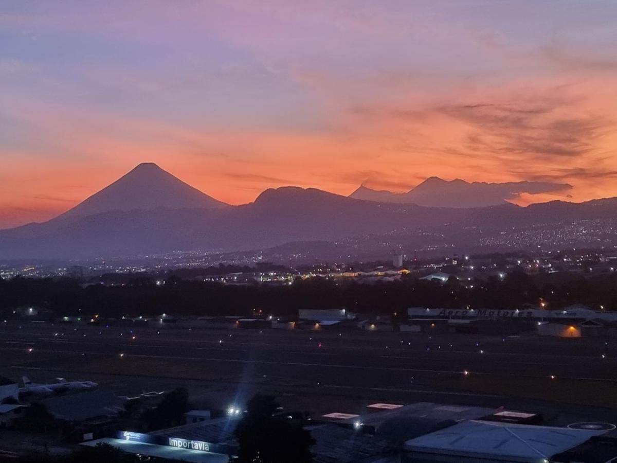 Amazing Volcano Views In Front Of Airport Guatemala City Екстер'єр фото