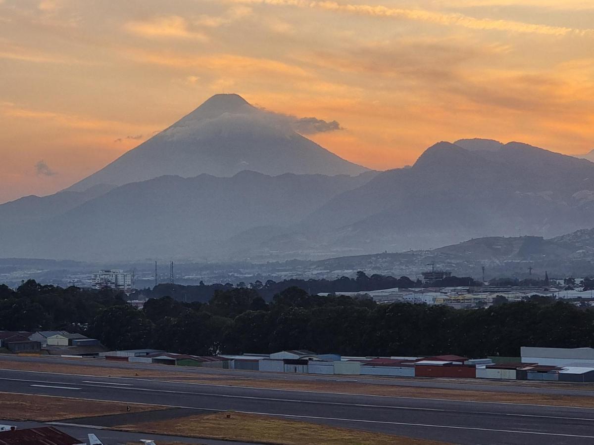 Amazing Volcano Views In Front Of Airport Guatemala City Екстер'єр фото