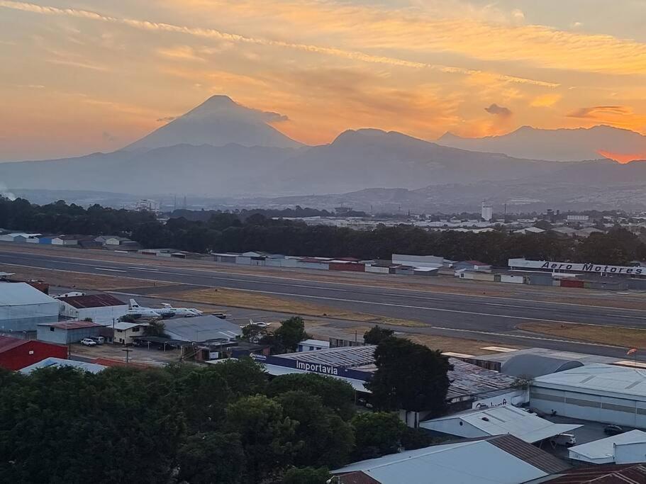 Amazing Volcano Views In Front Of Airport Guatemala City Екстер'єр фото