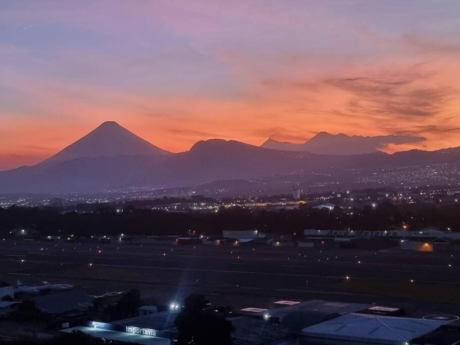 Amazing Volcano Views In Front Of Airport Guatemala City Екстер'єр фото