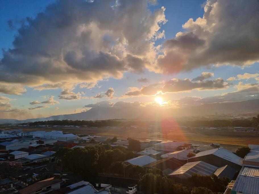Amazing Volcano Views In Front Of Airport Guatemala City Екстер'єр фото