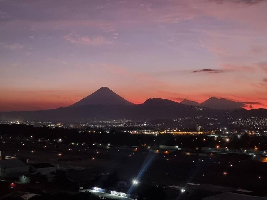 Amazing Volcano Views In Front Of Airport Guatemala City Екстер'єр фото